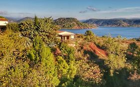 Studio 22 m2, terrasse vue montagne, dans propriété face au Lac du Salagou